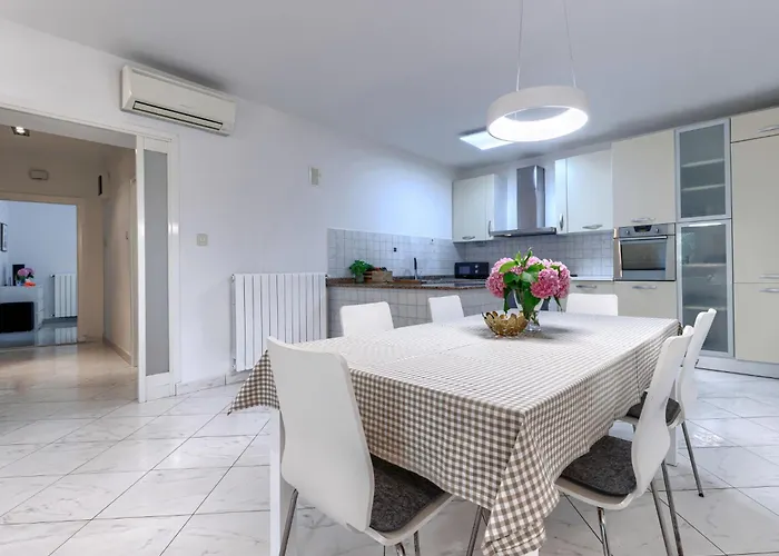 By Interhome * Raša